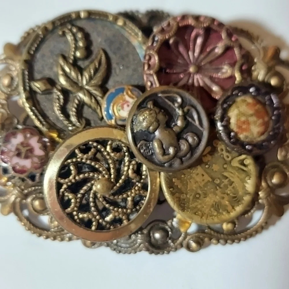Steampunk Brooch Perfect for your funky outfits - Picture 2 of 9